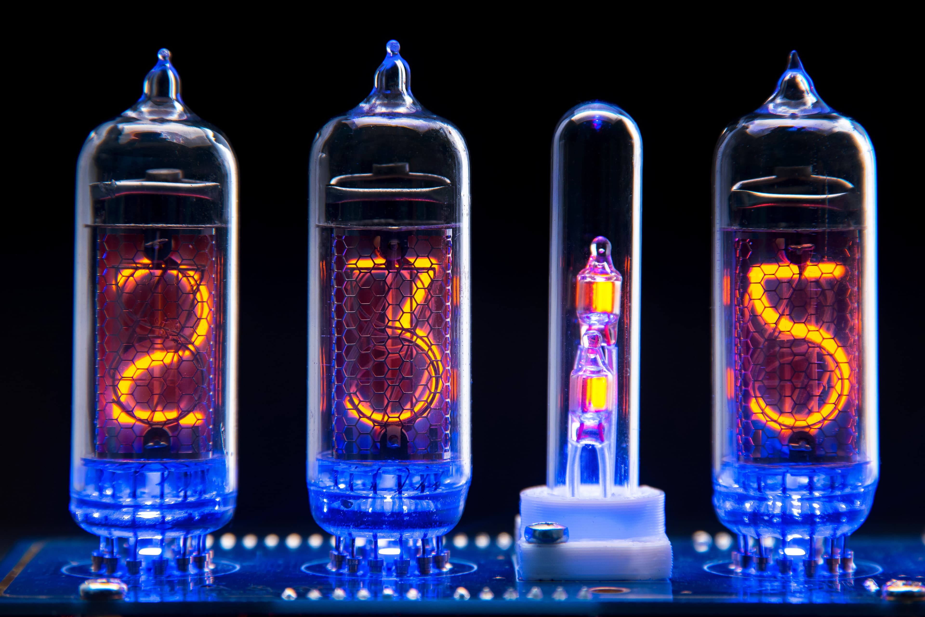 Tubes Nixie IN-14 — macro détail des cathodes